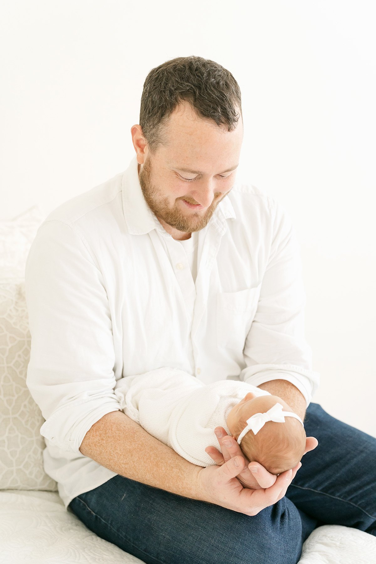 Louisville-ky-dad-smiles-at-newborn-during-photo-shoot