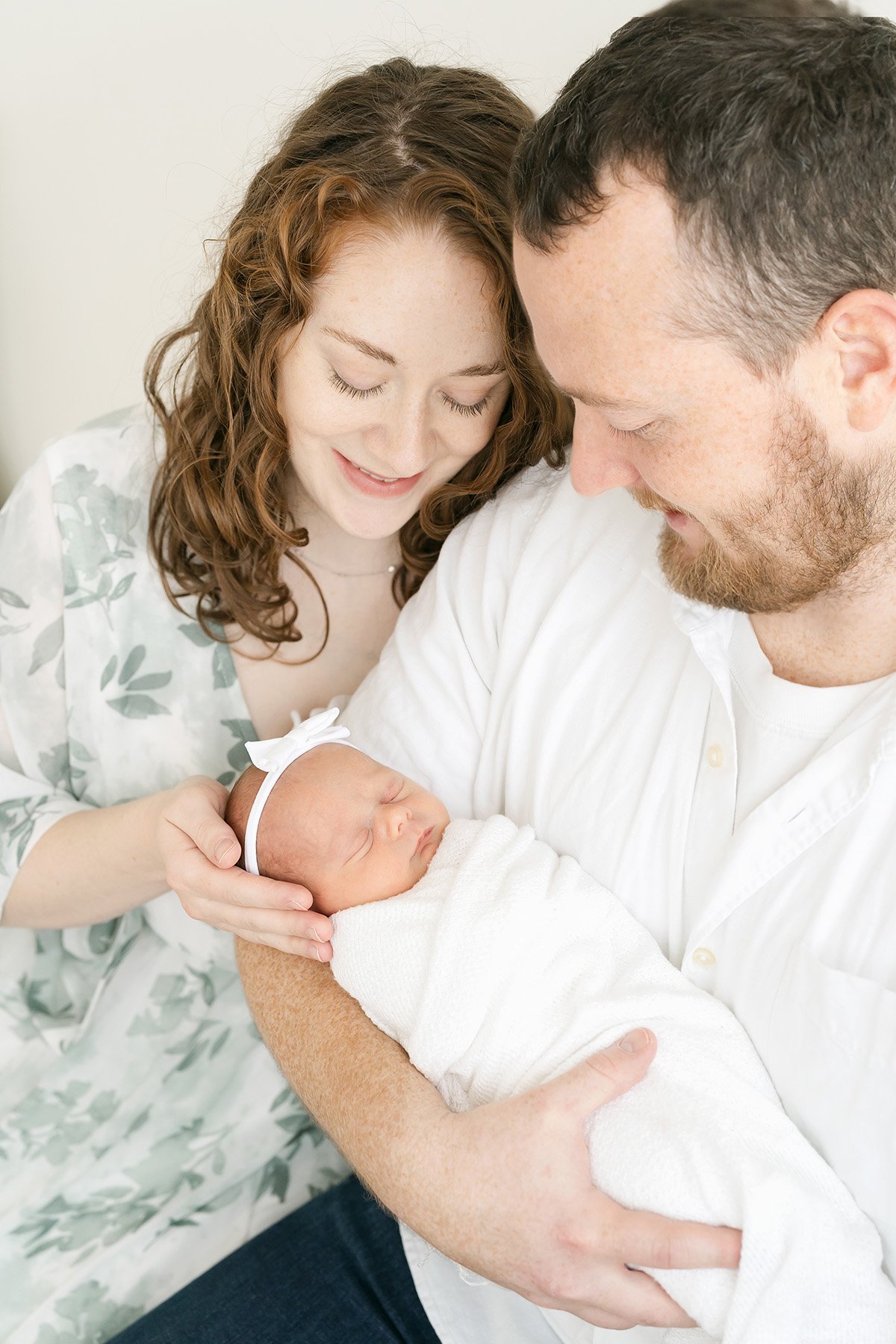 louisville-ky-newborn-photographer-with-parents-holding-baby