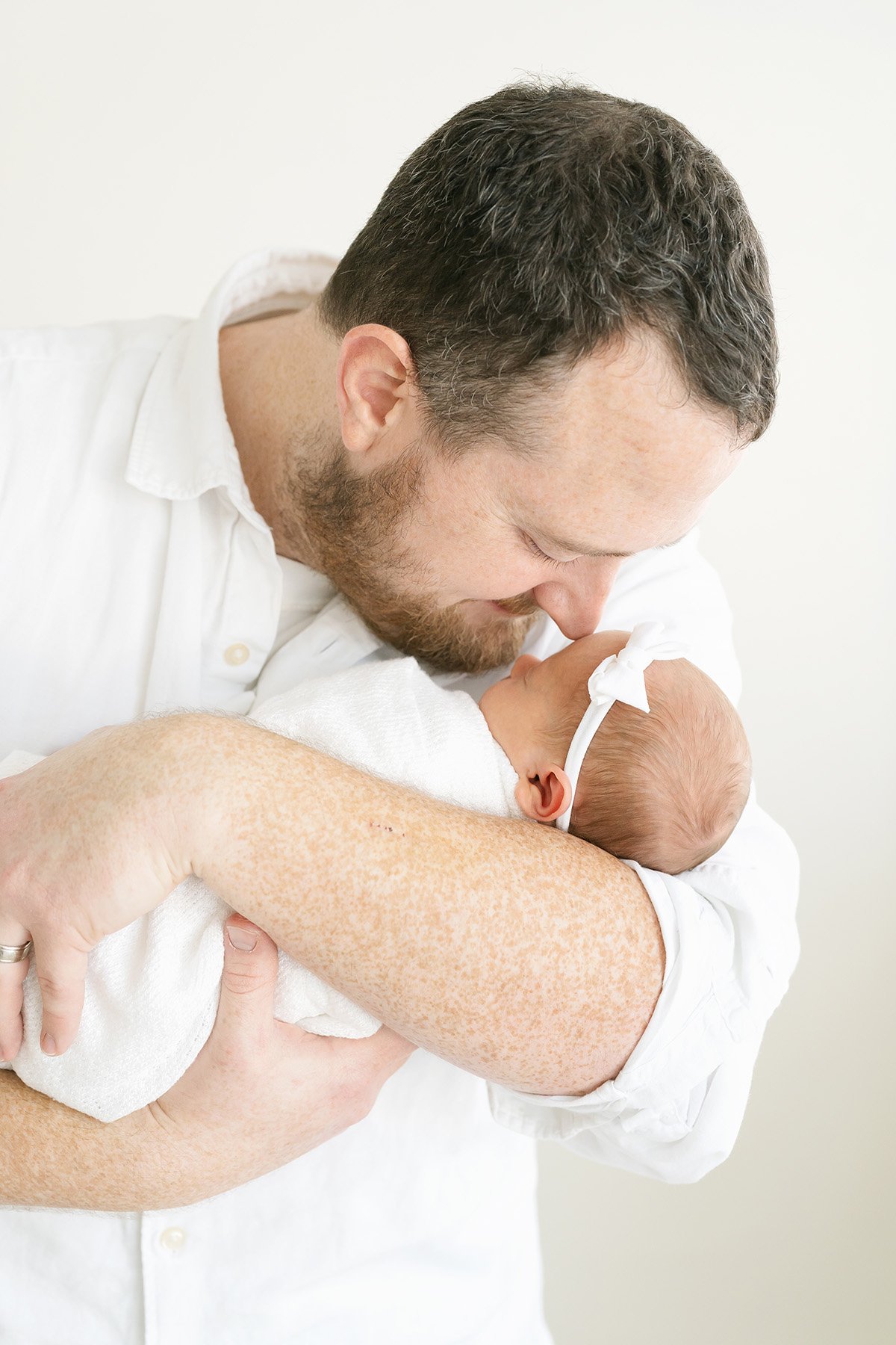 newborn-photographer-in-louisville-ky-dad-hugging-baby