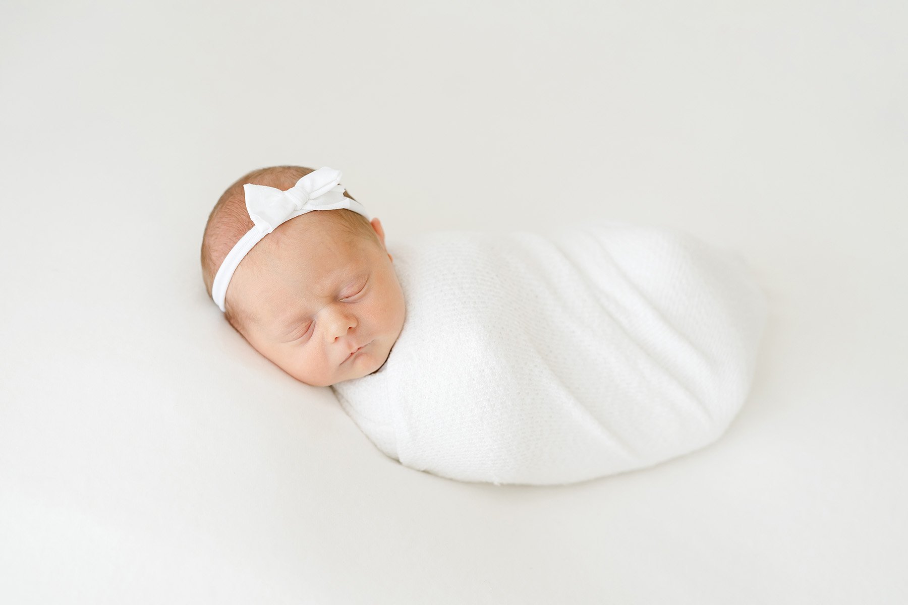 Simple, relaxed newborn photo shoot in Louisville KY with natural posing of babies