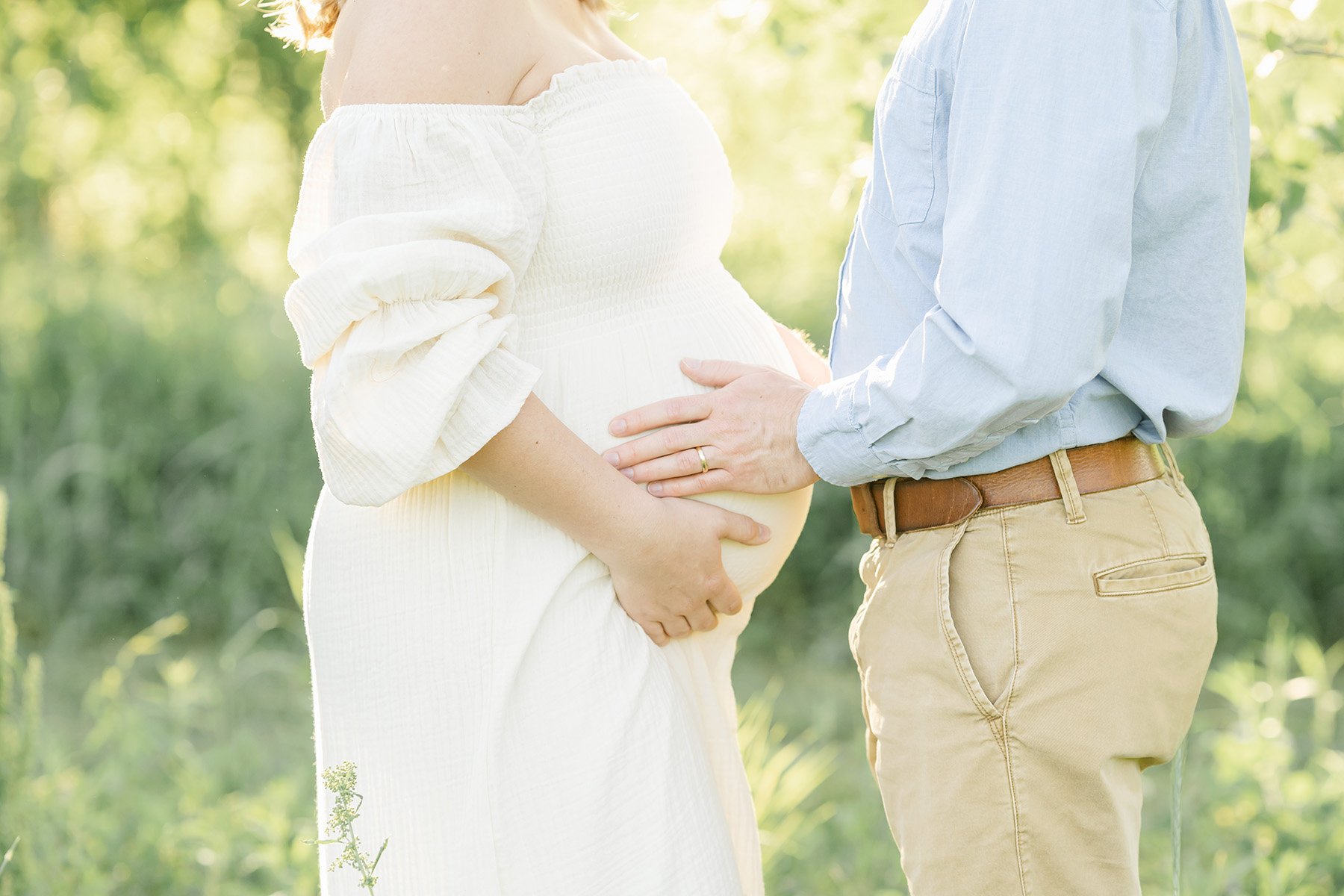 Light, Bright, Airy Style of Outdoor Maternity Photography in