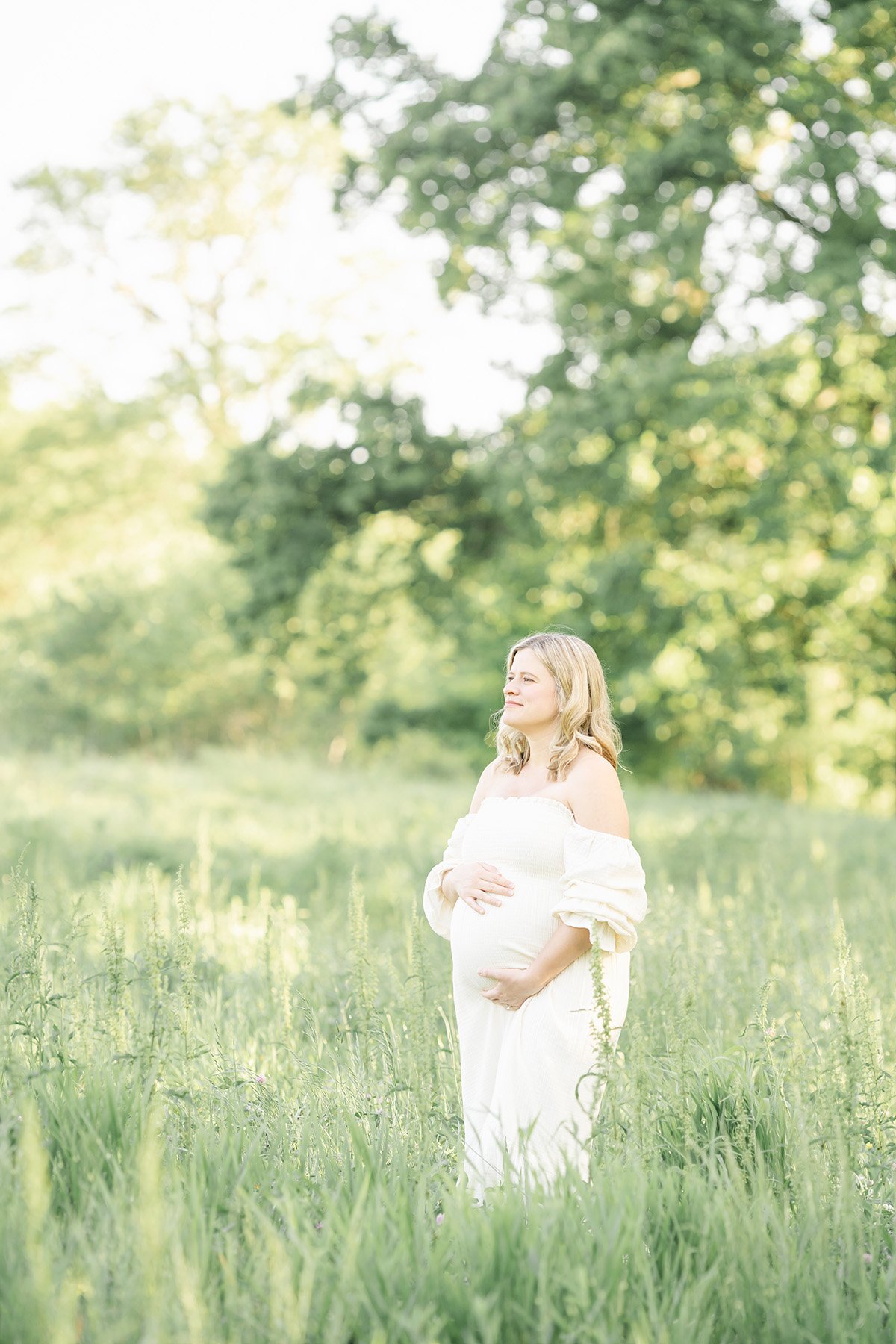 Bright and airy romantic pregnancy photoshoot in Louisville Ky with Julie Brock Photography