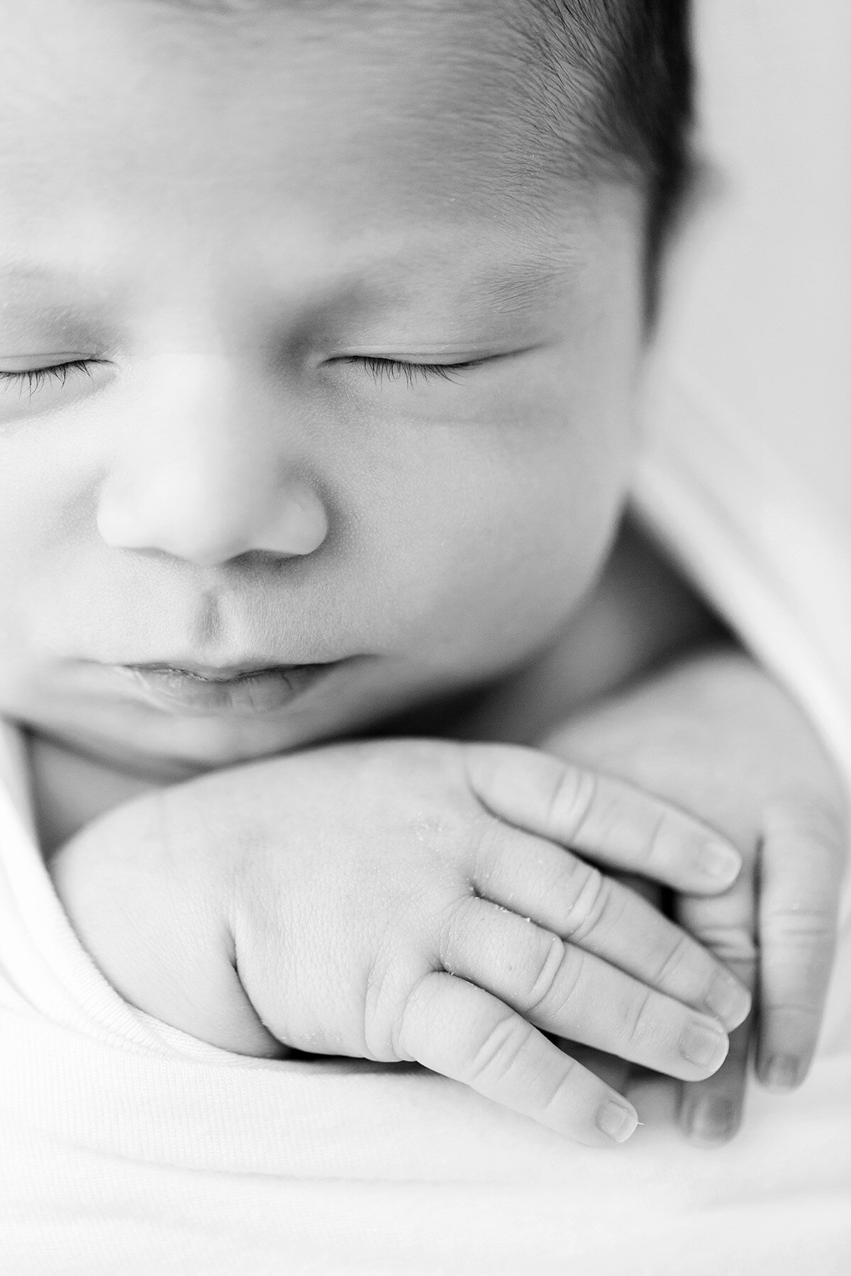 top-louisville-ky-newborn-photographer-family-maternity-child-photo shoot-judie-brock-photography-black-and-white-newborn-studio-southern-indiana