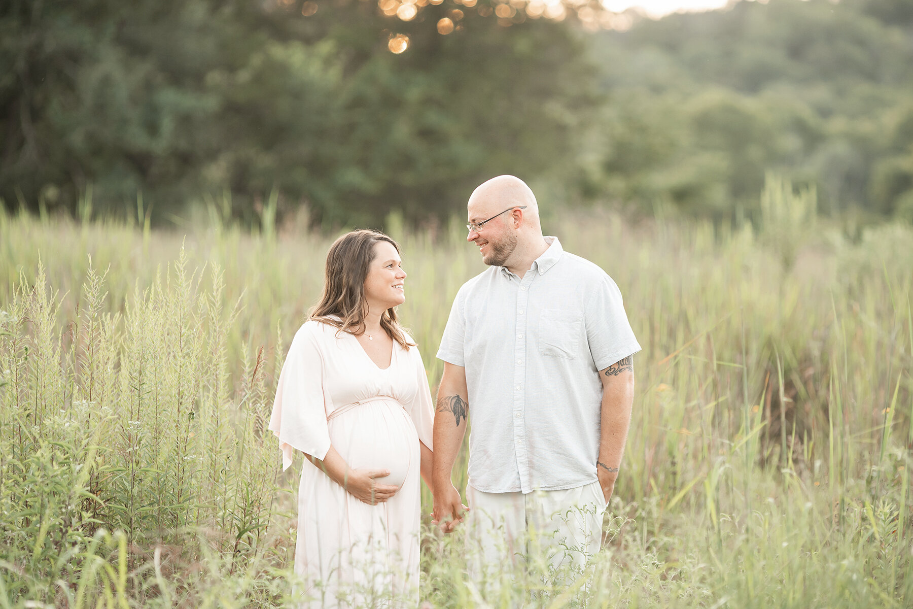 louisville-ky-oldham-county-southern-indiana-maternity-photo-session-julie-brock-outdoor-pregnany-photo-in-a field
