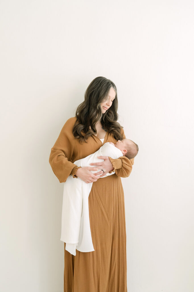 idea for mom to wear for newborn photos : What to Wear for Newborn Photos